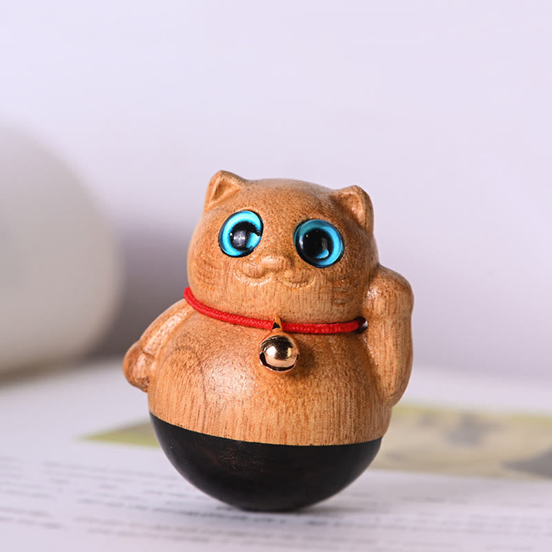 Statuette de chat porte-bonheur en bois de Phoebe Zhennan