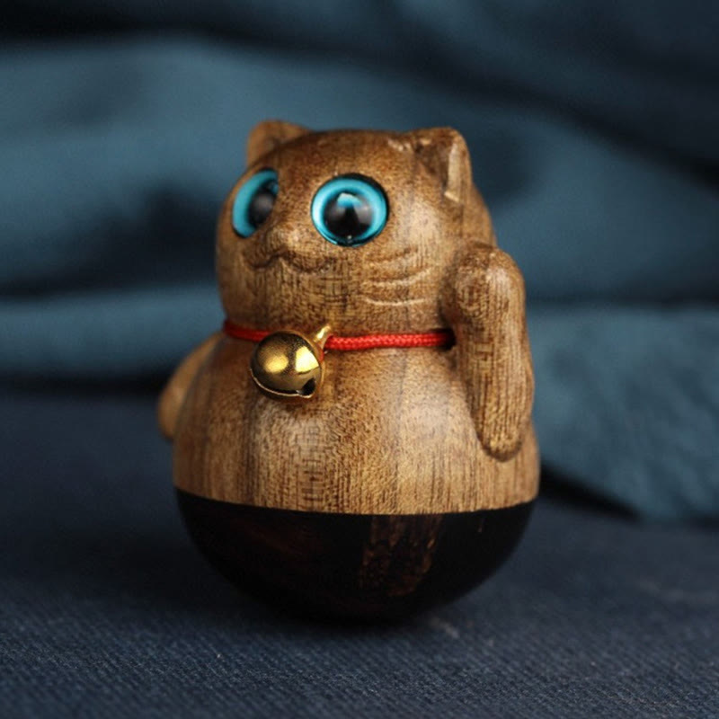 Statuette de chat porte-bonheur en bois de Phoebe Zhennan