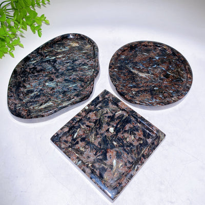 Plaque de cristal d'astrophyllite polie sculptée – ronde, carrée et en éventail