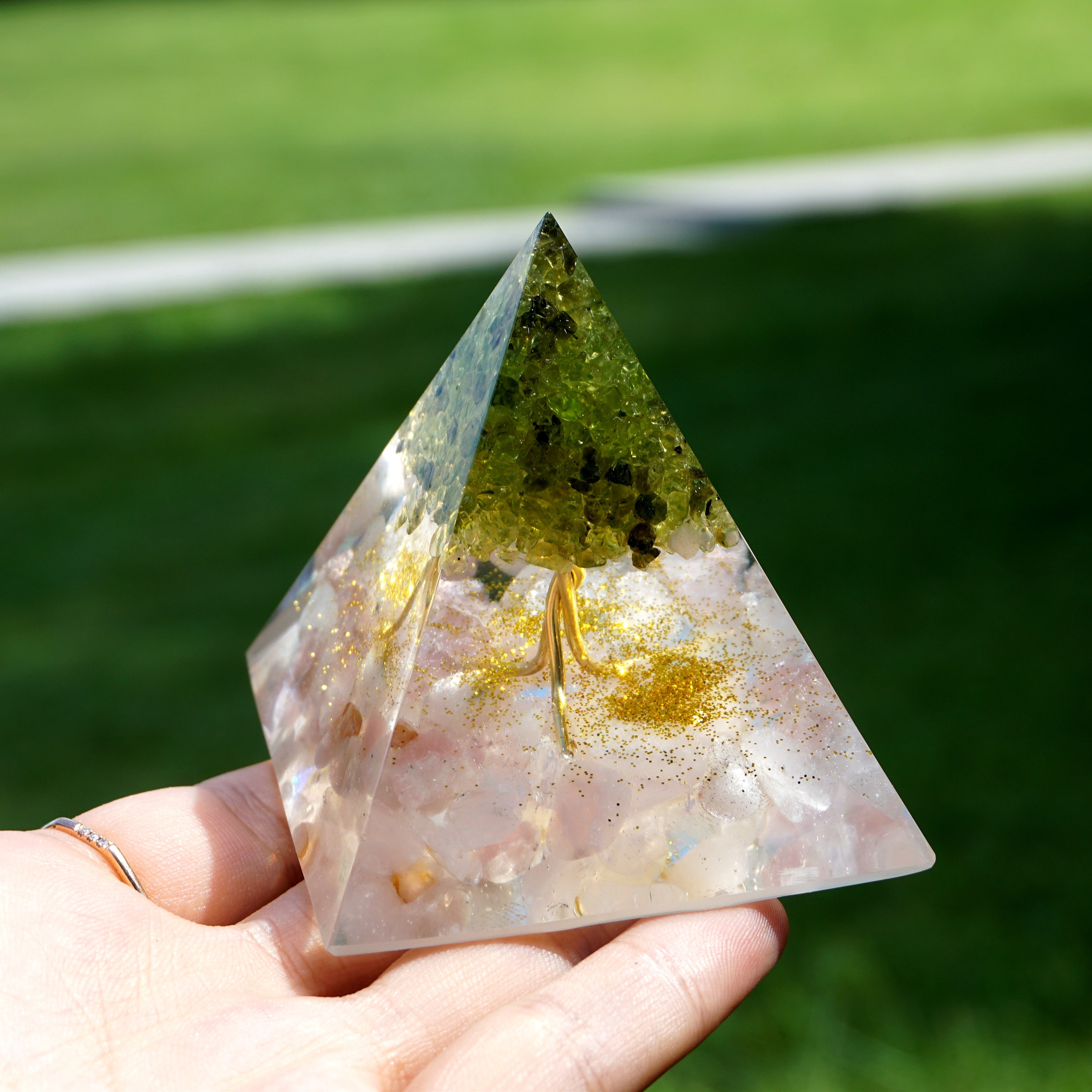 Pyramide d'orgone péridot de la prospérité