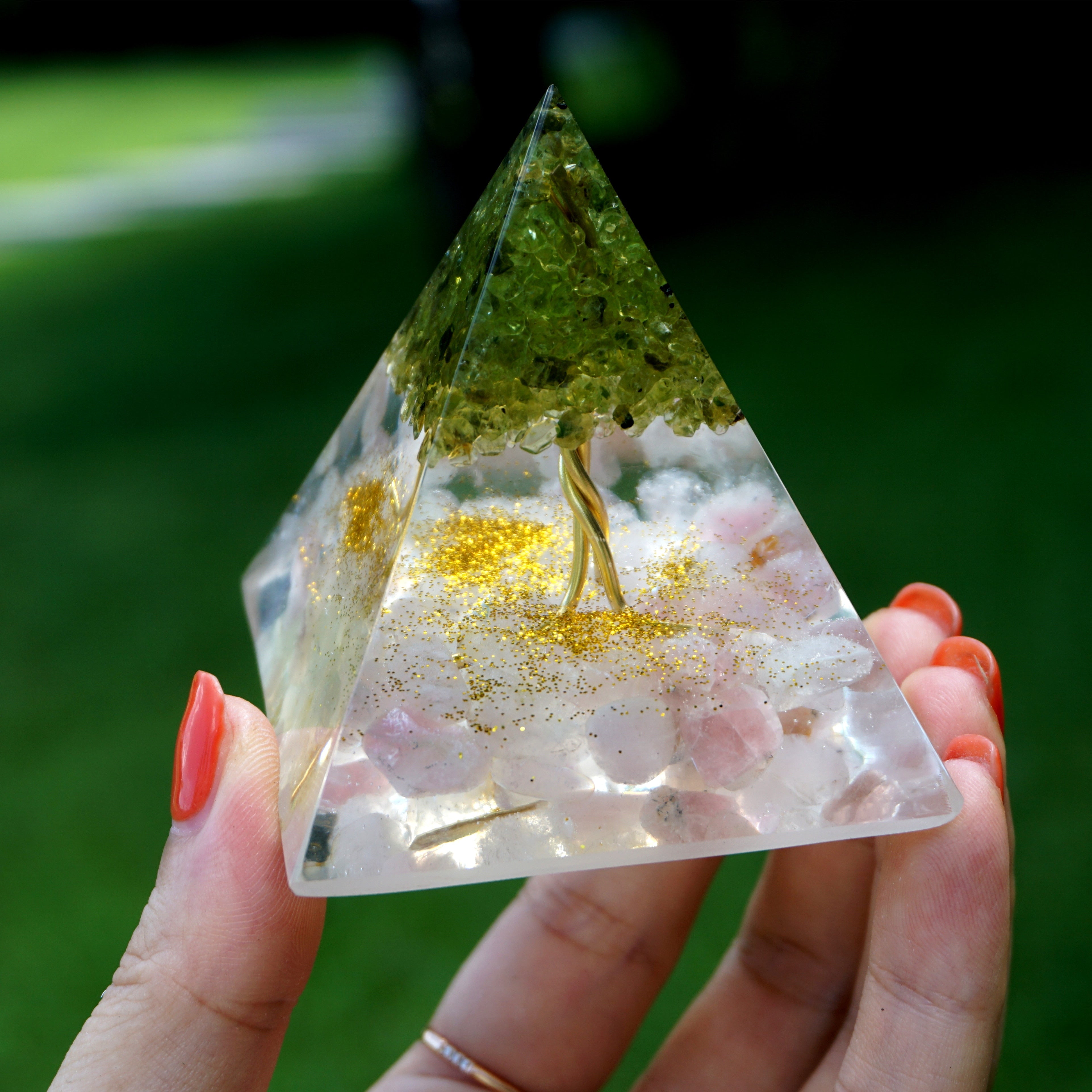 Pyramide d'orgone péridot de la prospérité