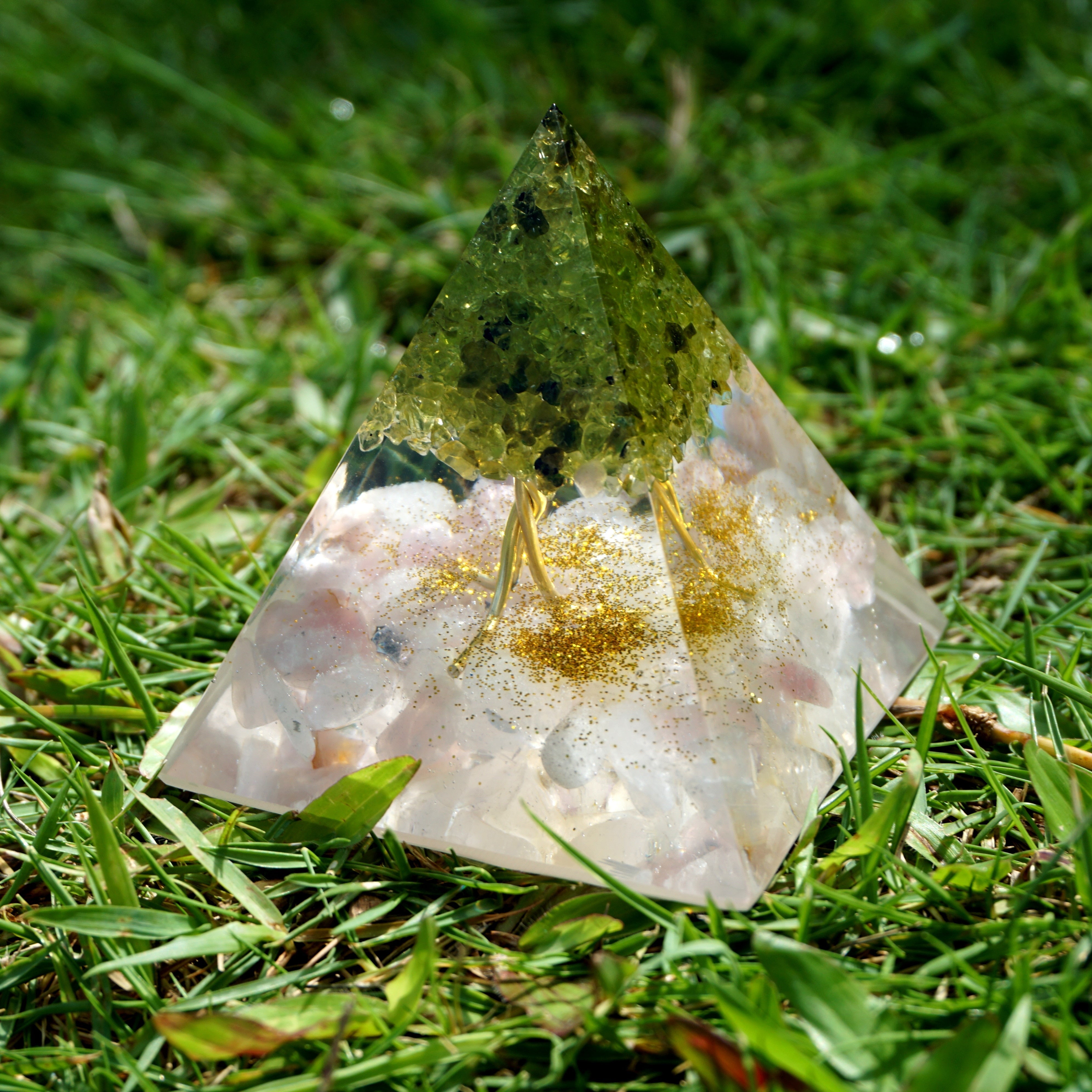 Pyramide d'orgone péridot de la prospérité