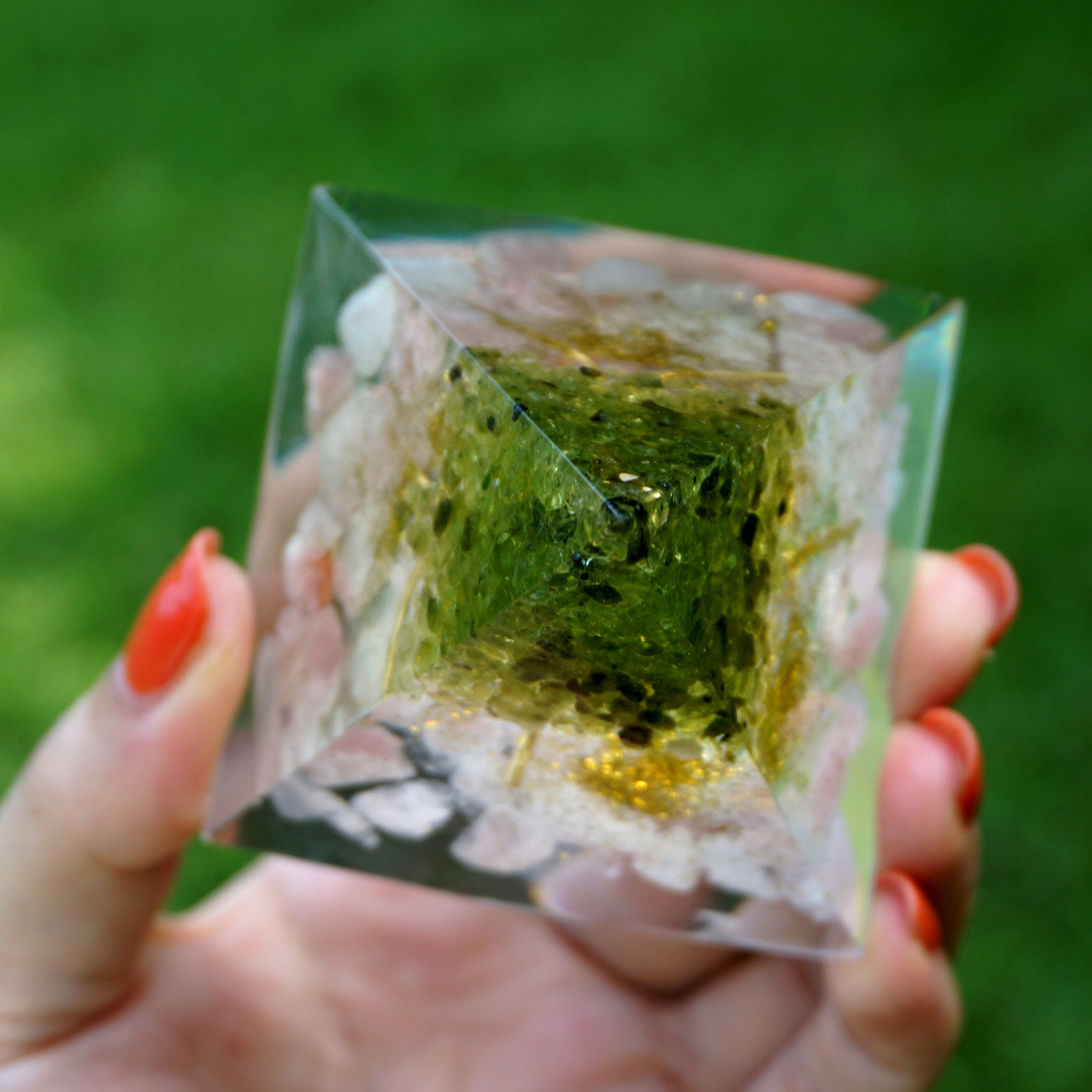 Pyramide d'orgone péridot de la prospérité