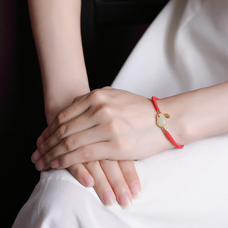 Bracelet de protection en jade blanc avec cordon rouge et breloque lapin