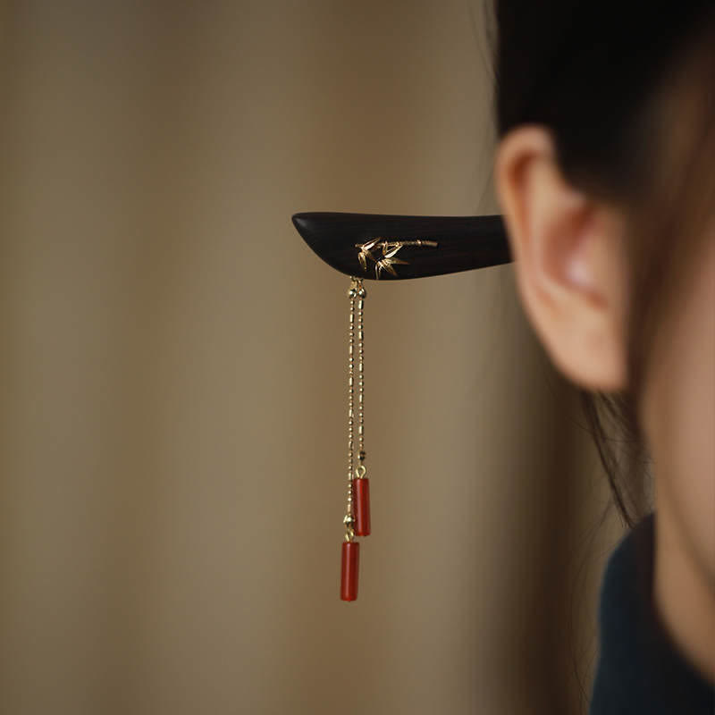 Épingle à cheveux chinoise en bois d'ébène et agate rouge avec pompon