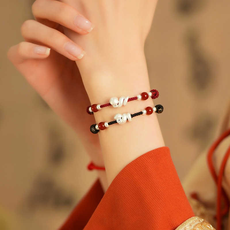 Bracelet de confiance en argent sterling avec serpent en agate rouge