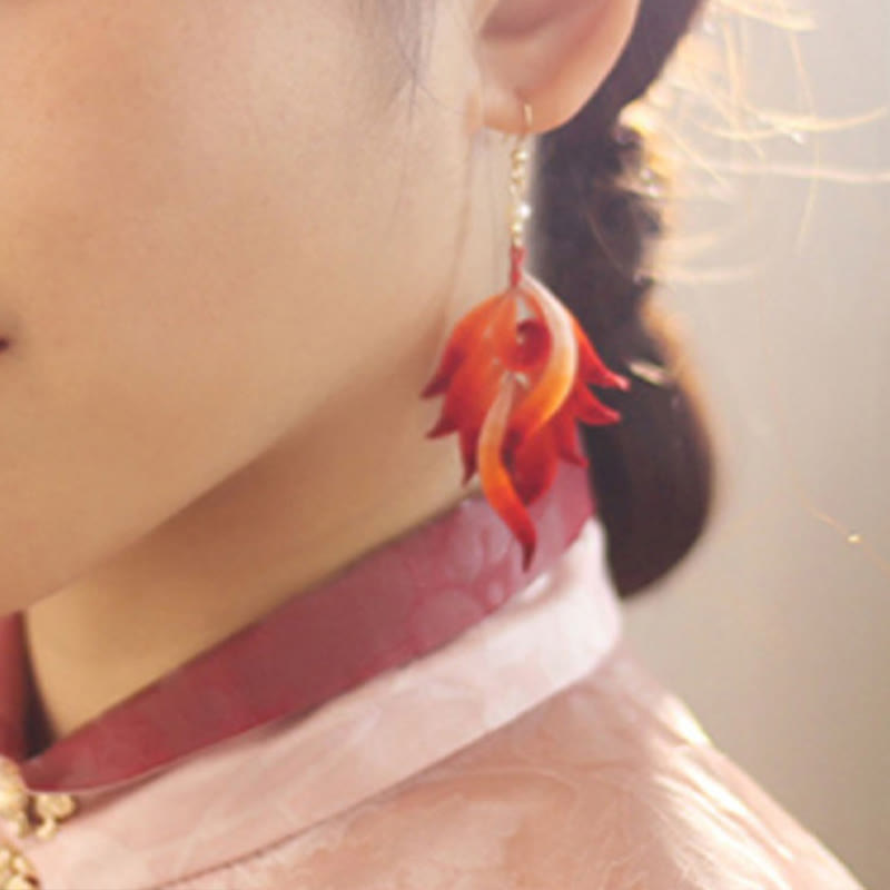 Boucles d'oreilles pendantes en plumes rouges avec or 14 carats et soie
