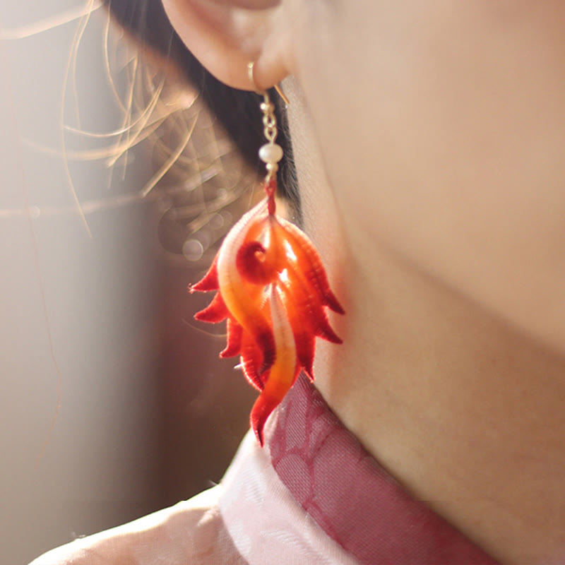 Boucles d'oreilles pendantes en plumes rouges avec or 14 carats et soie