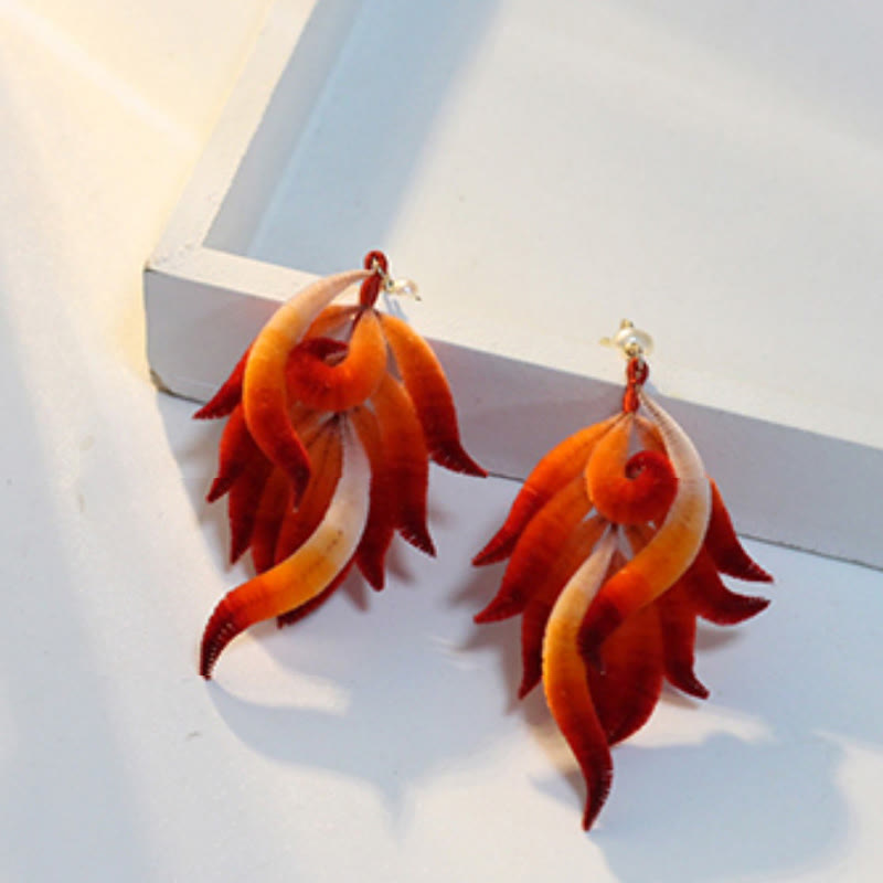 Boucles d'oreilles pendantes en plumes rouges avec or 14 carats et soie