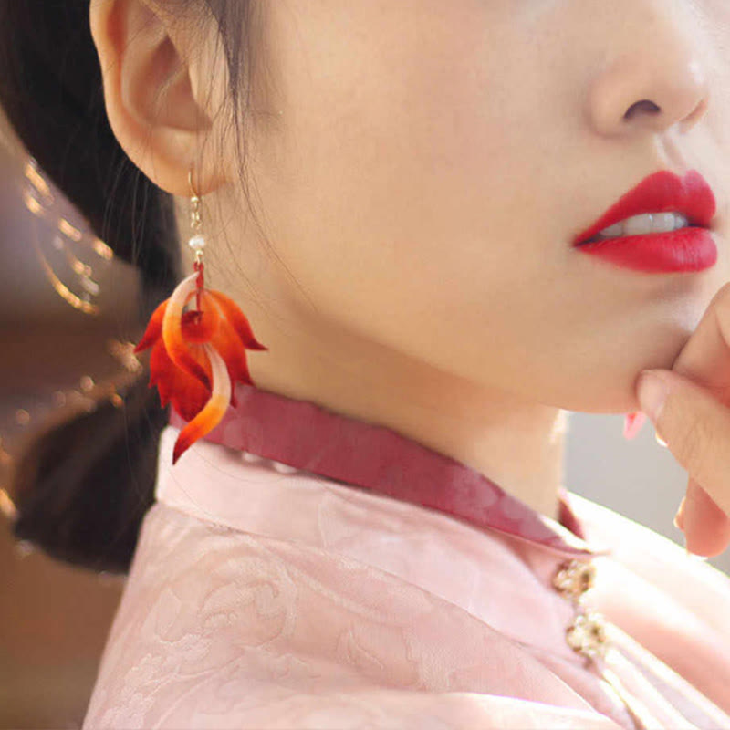 Boucles d'oreilles pendantes en plumes rouges avec or 14 carats et soie