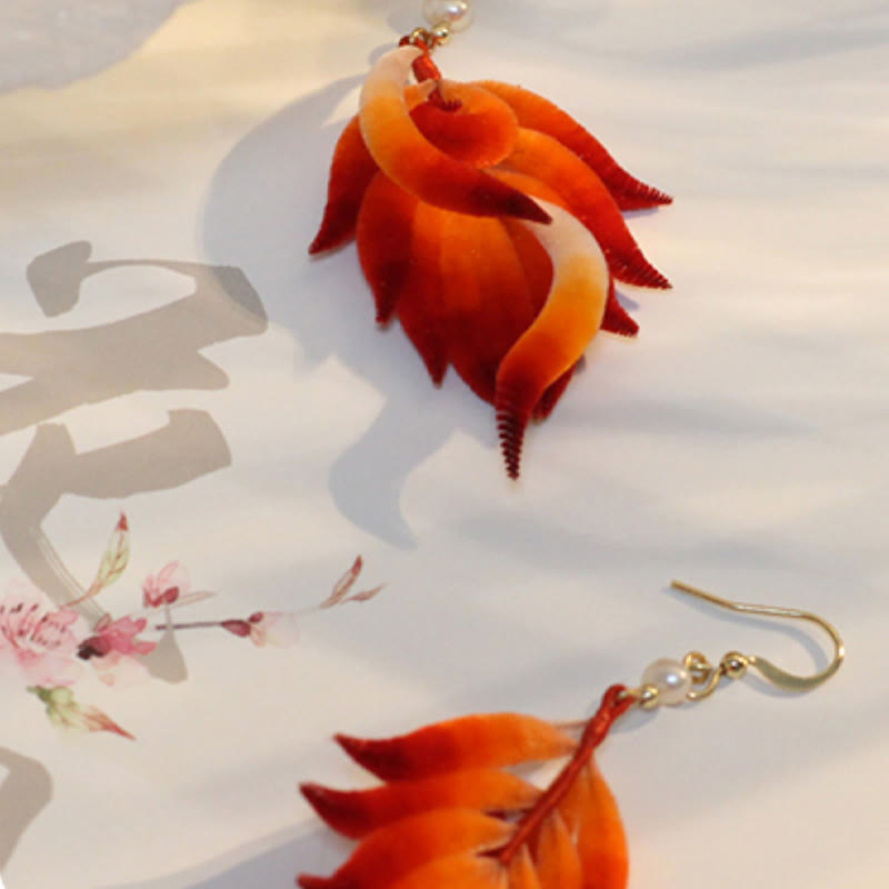 Boucles d'oreilles pendantes en plumes rouges avec or 14 carats et soie