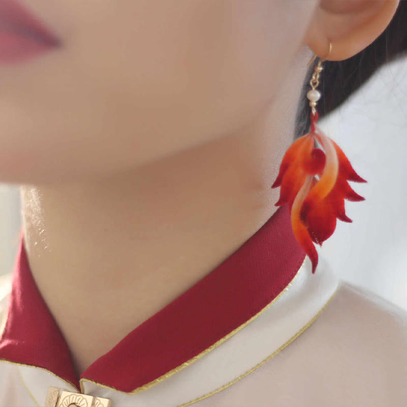 Boucles d'oreilles pendantes en plumes rouges avec or 14 carats et soie