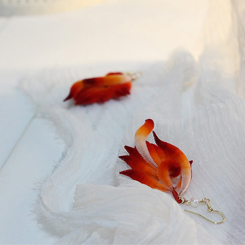 Boucles d'oreilles pendantes en plumes rouges avec or 14 carats et soie