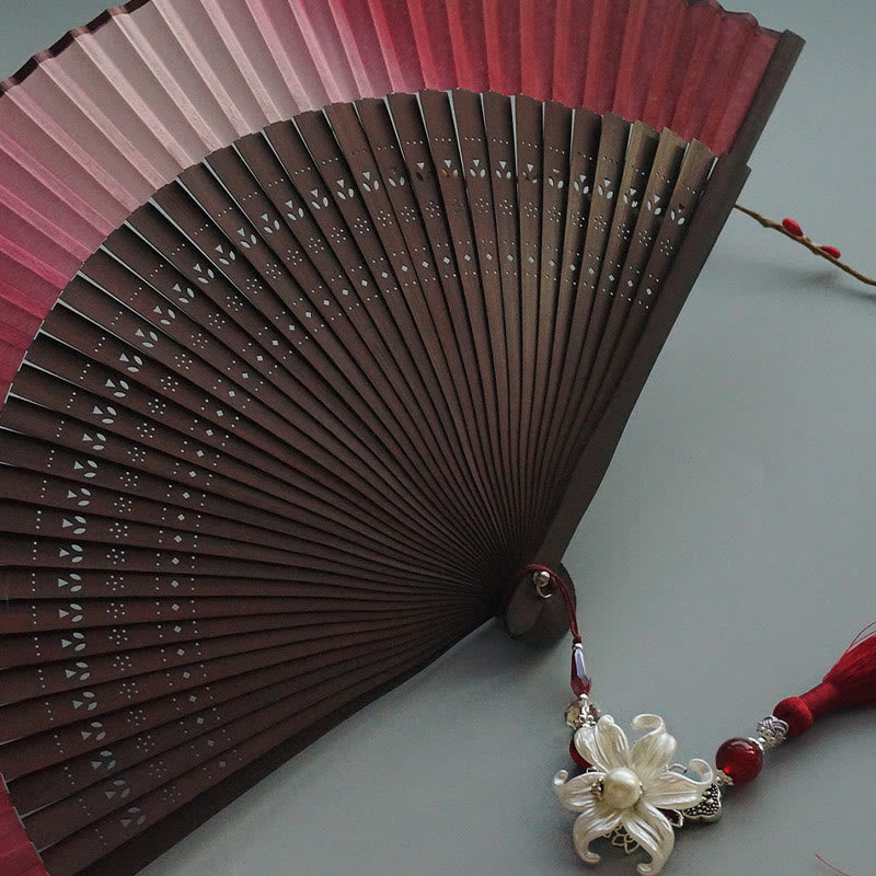 Éventail chinois pliant en bambou et soie Red Lily 22 cm