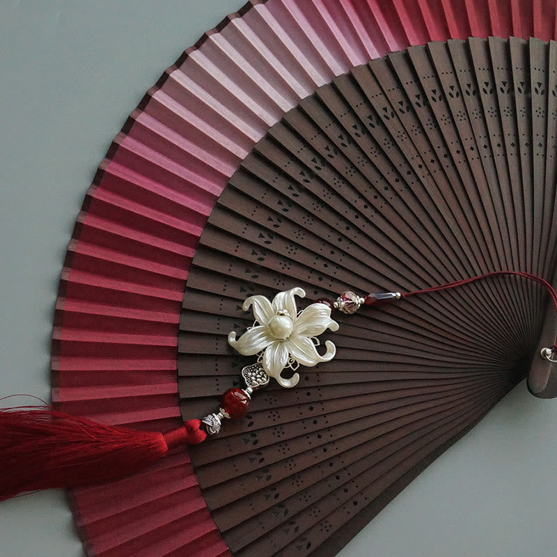 Éventail chinois pliant en bambou et soie Red Lily 22 cm