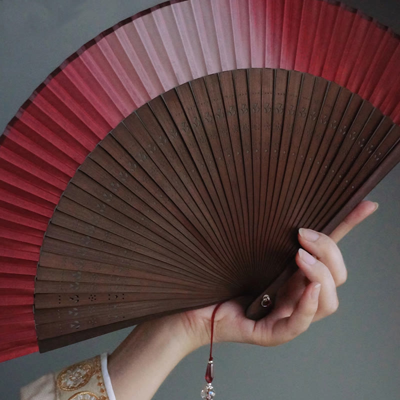 Éventail chinois pliant en bambou et soie Red Lily 22 cm