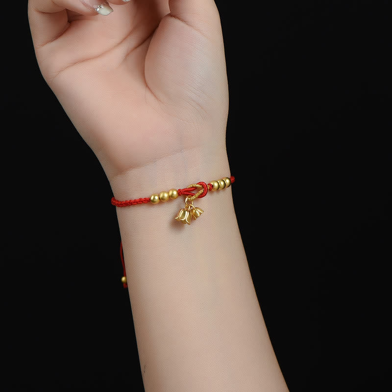 Bracelet en fil rouge avec breloque muguet pour la chance et la protection