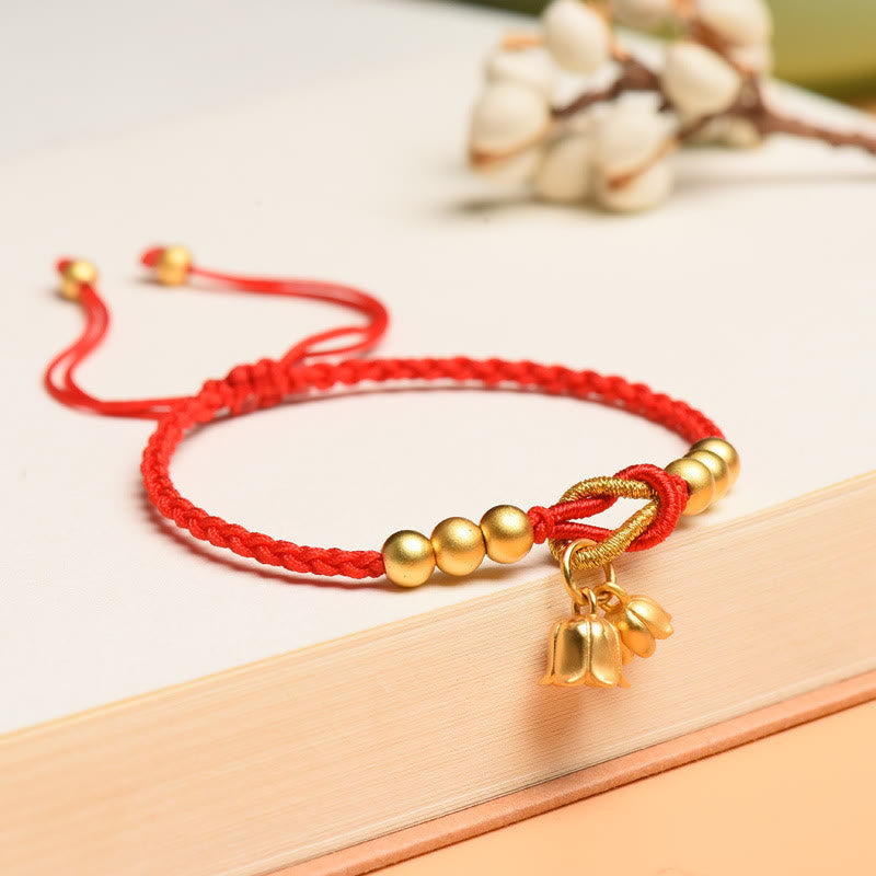 Bracelet en fil rouge avec breloque muguet pour la chance et la protection