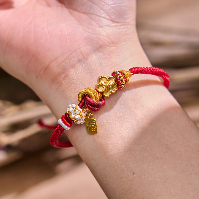 Bracelet en fil rouge avec breloque en fleur de pêcher pour la chance et la protection