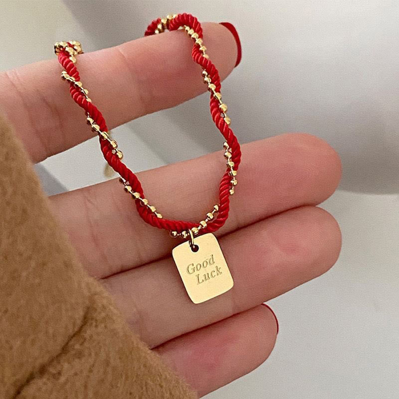 Bracelet porte-bonheur en fil rouge avec breloque en cuivre plaqué or pour la force