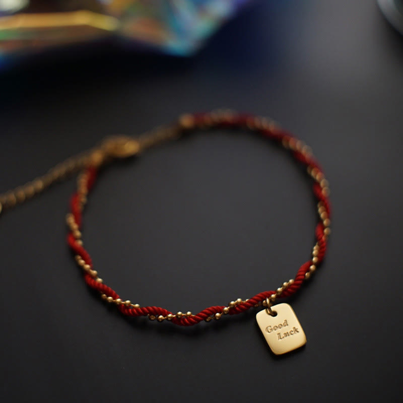 Bracelet porte-bonheur en fil rouge avec breloque en cuivre plaqué or pour la force