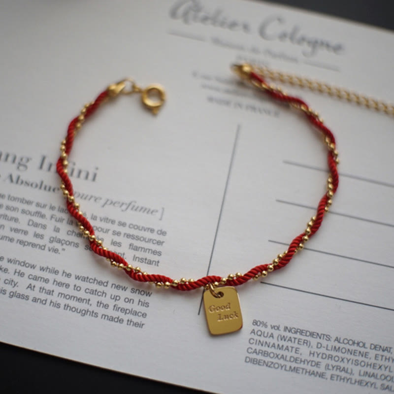 Bracelet porte-bonheur en fil rouge avec breloque en cuivre plaqué or pour la force