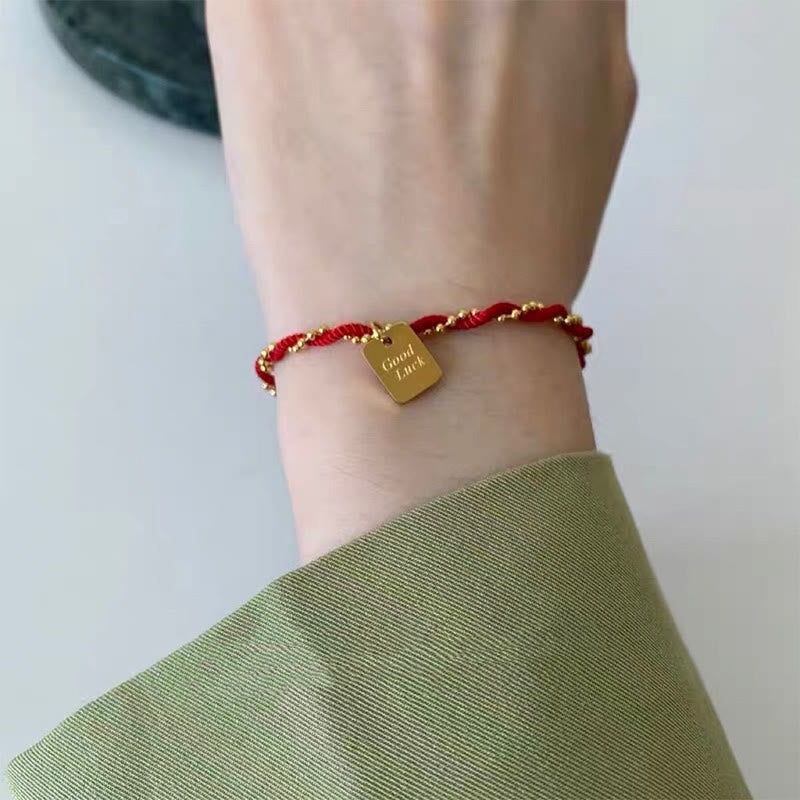 Bracelet porte-bonheur en fil rouge avec breloque en cuivre plaqué or pour la force