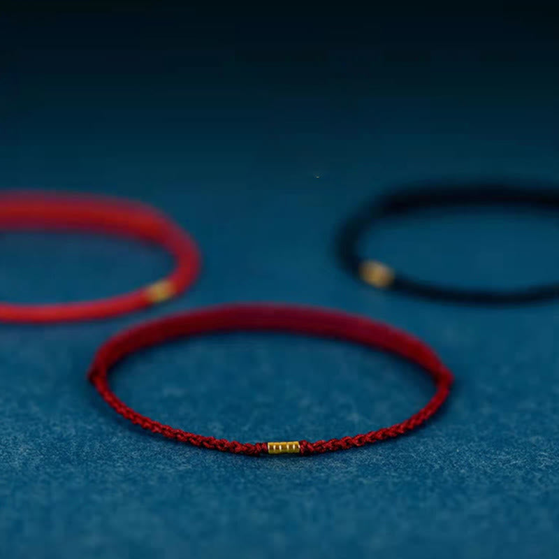 Bracelet de cheville porte-bonheur en perles dorées à fil rouge