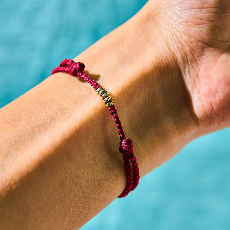 Bracelet de cheville porte-bonheur en perles dorées à fil rouge