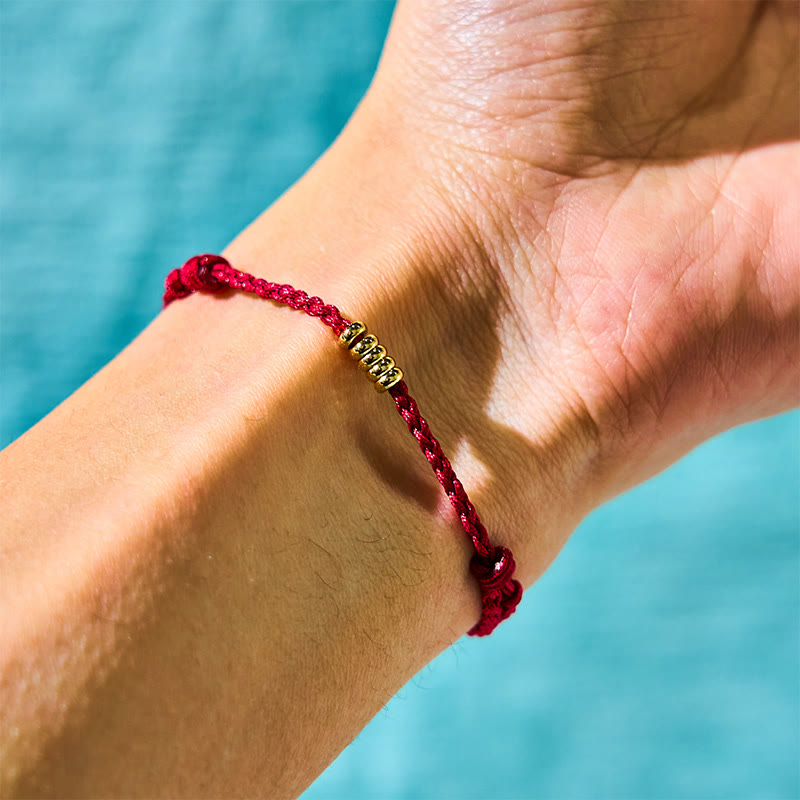 Bracelet de cheville porte-bonheur en perles dorées à fil rouge