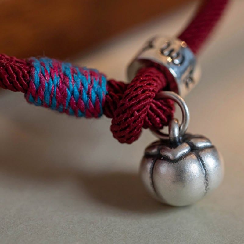 Bracelet Om Mani Padme Hum en fil rouge | Protection en argent tibétain