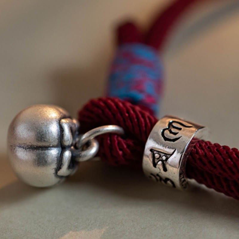 Bracelet Om Mani Padme Hum en fil rouge | Protection en argent tibétain