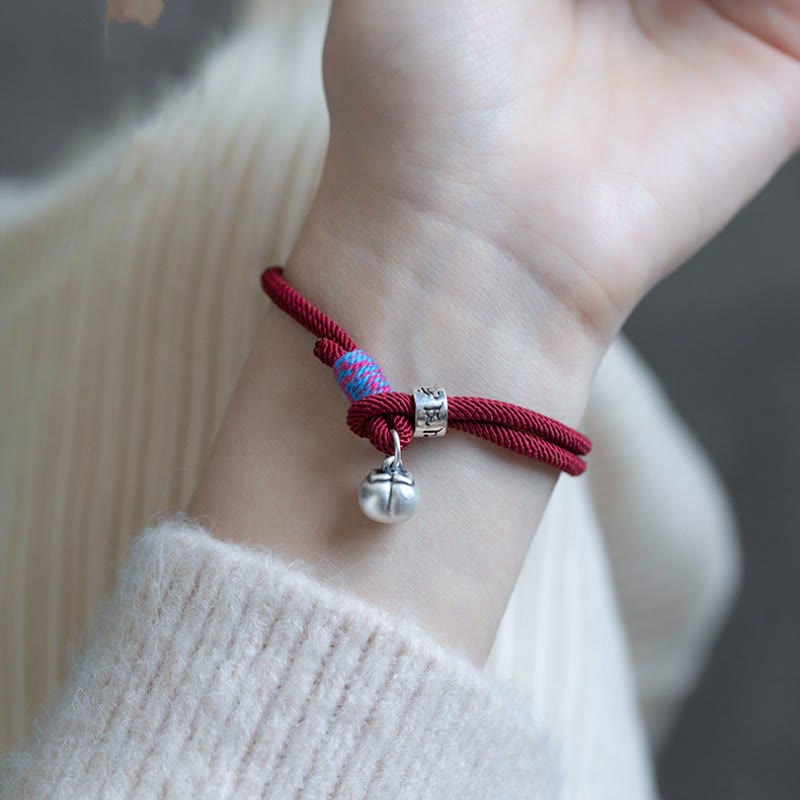 Bracelet Om Mani Padme Hum en fil rouge | Protection en argent tibétain