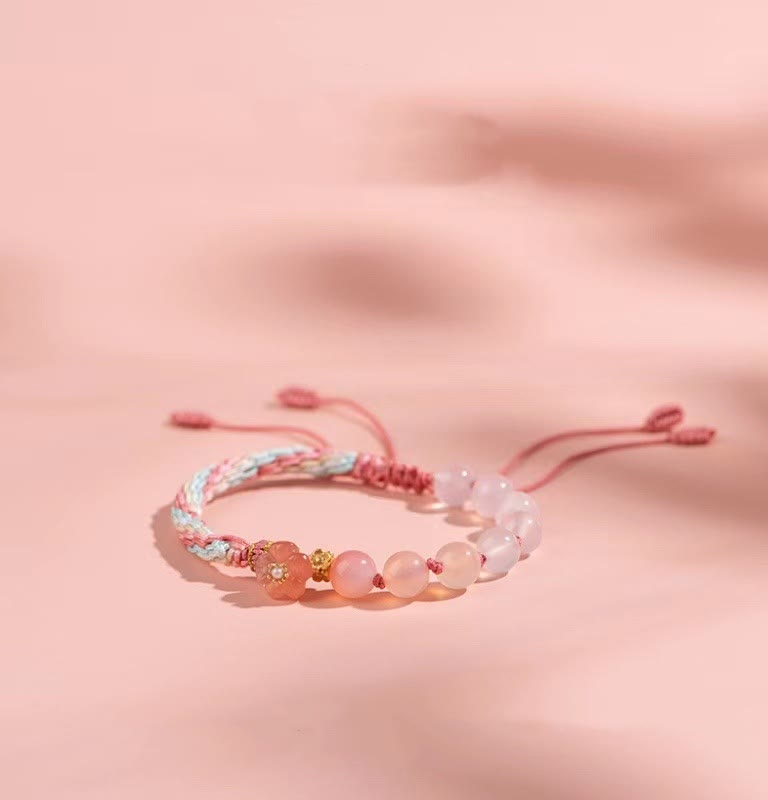 Bracelet en agate à nœud de réincarnation avec breloque en fleur de pêcher