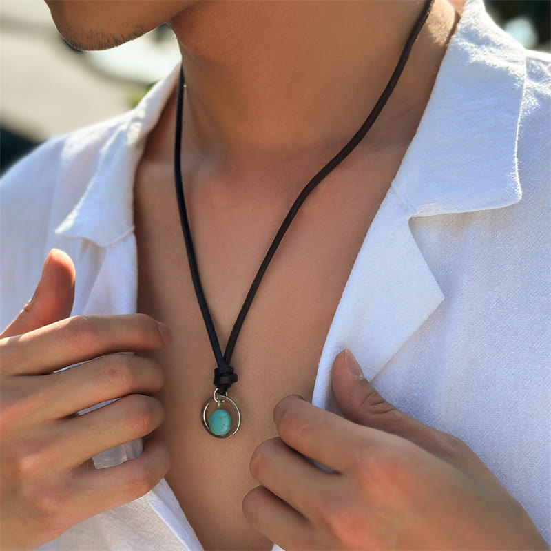 Collier pendentif rond turquoise avec symbole de force de protection