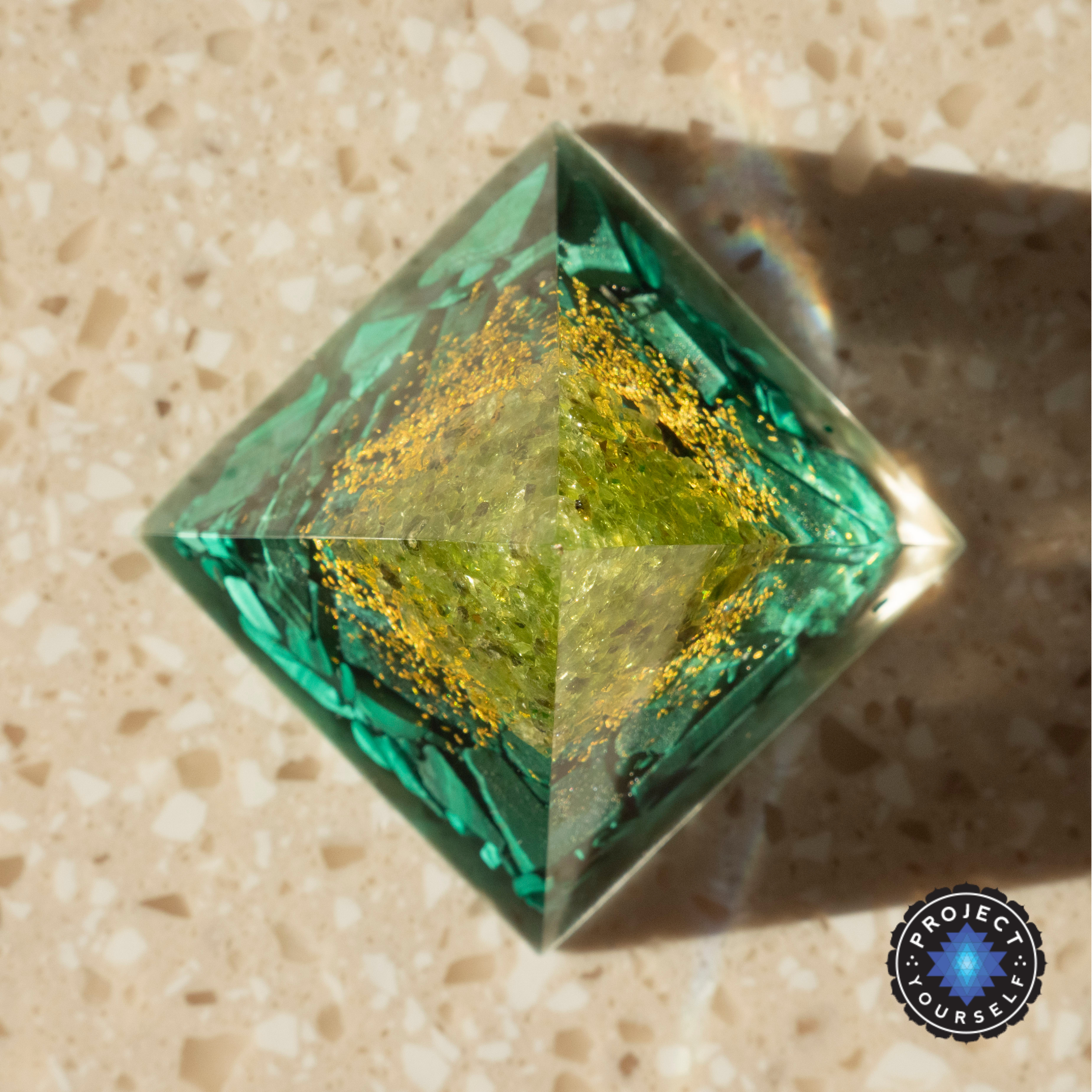 Pyramide d'orgone de la forêt sacrée de l'amour