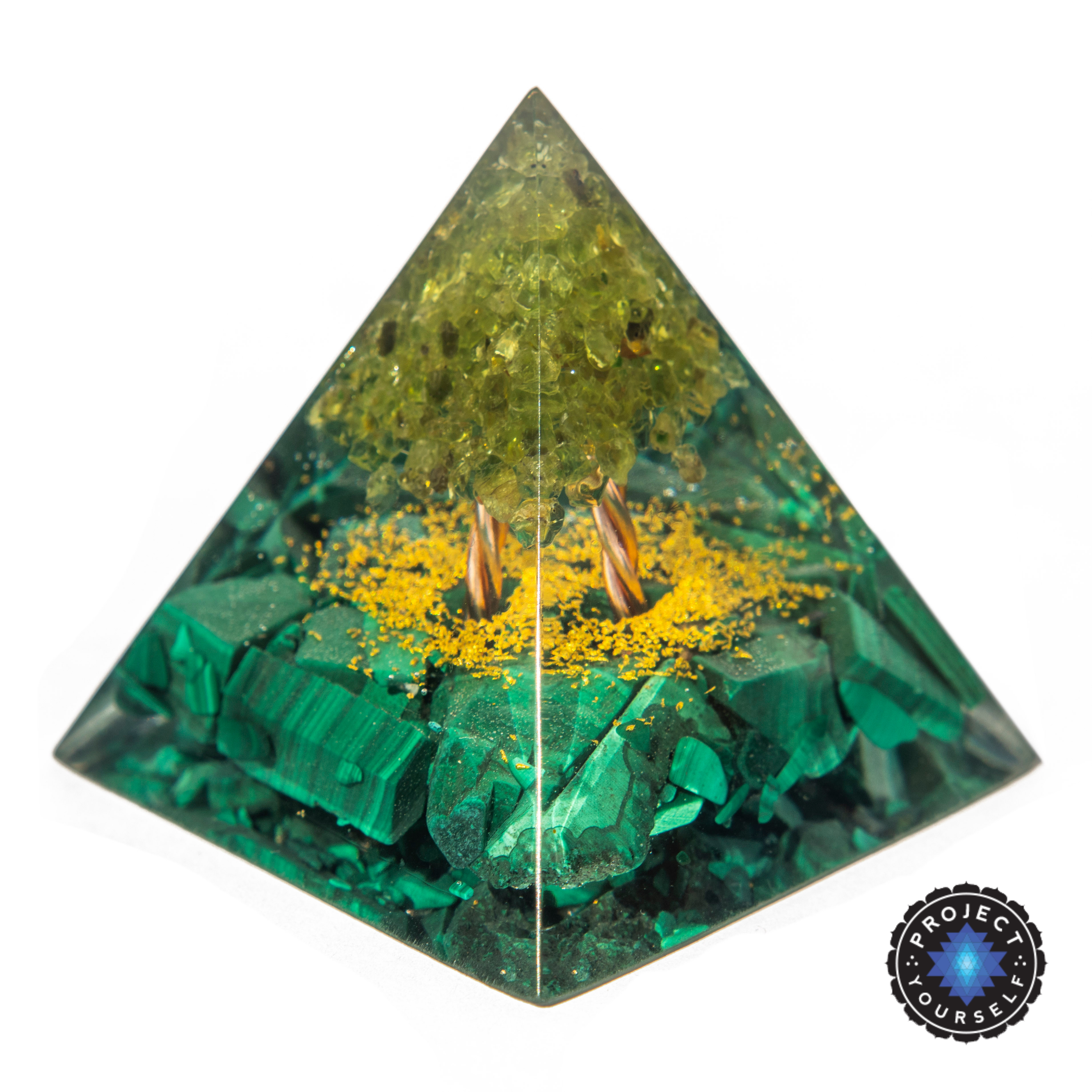 Pyramide d'orgone de la forêt sacrée de l'amour