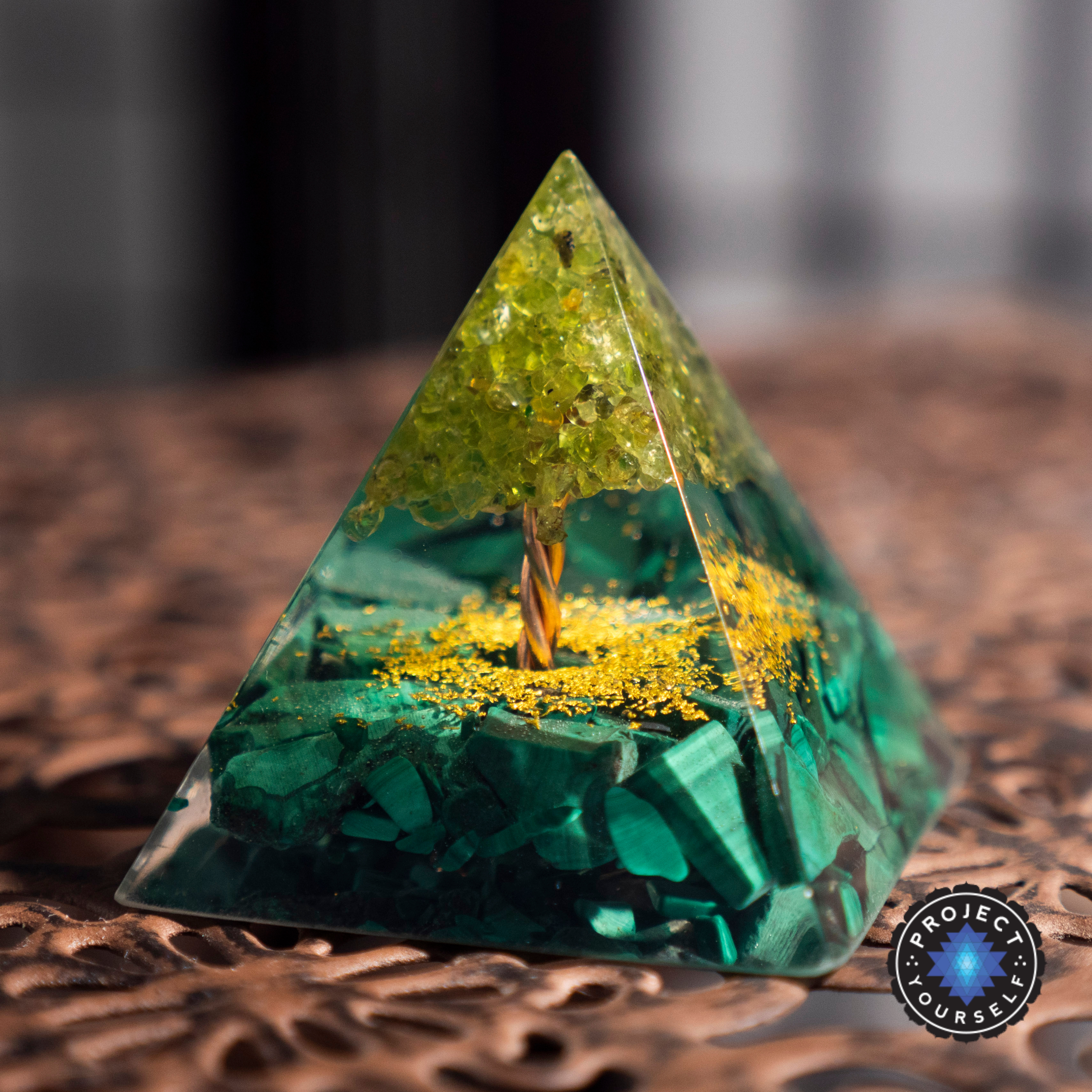 Pyramide d'orgone de la forêt sacrée de l'amour