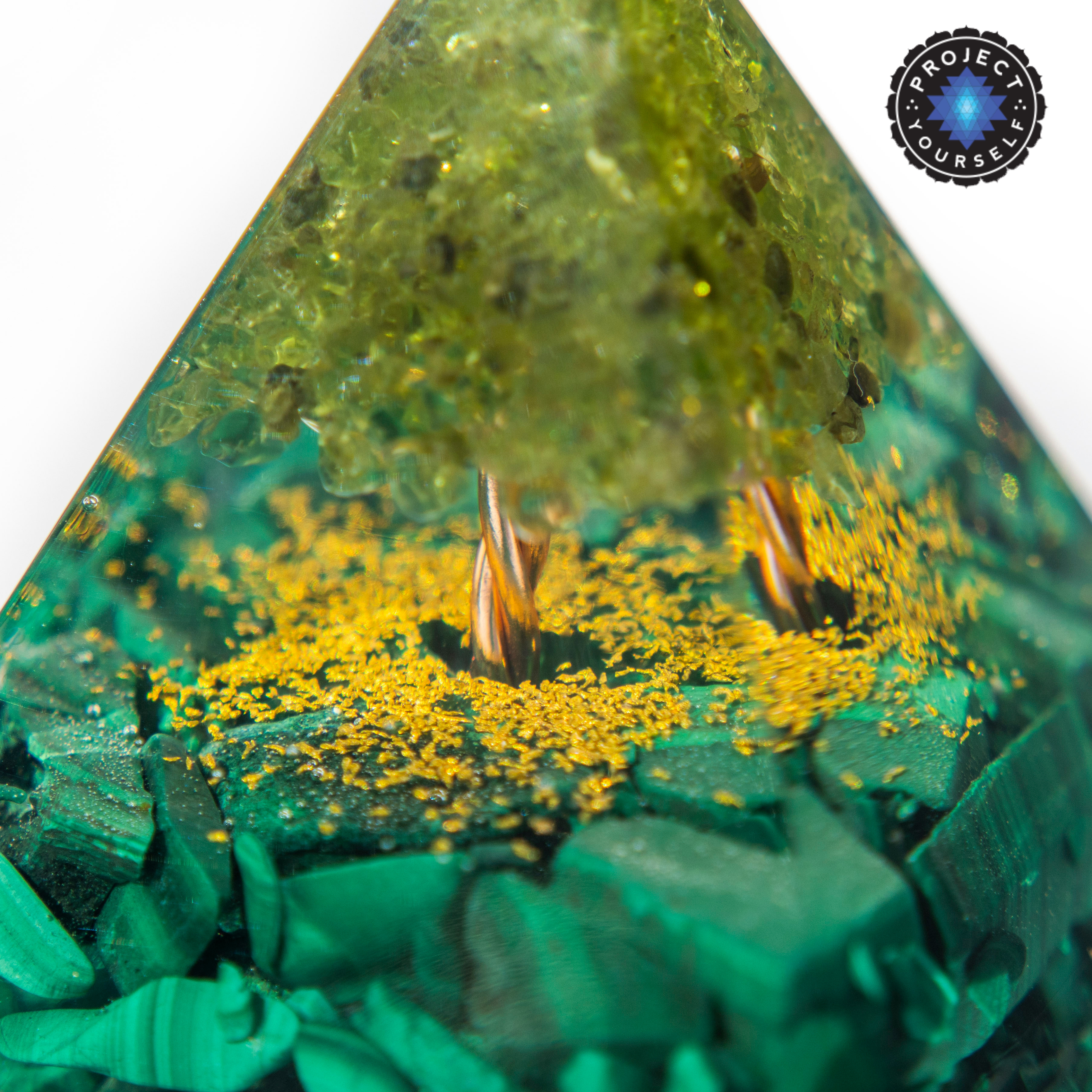 Pyramide d'orgone de la forêt sacrée de l'amour