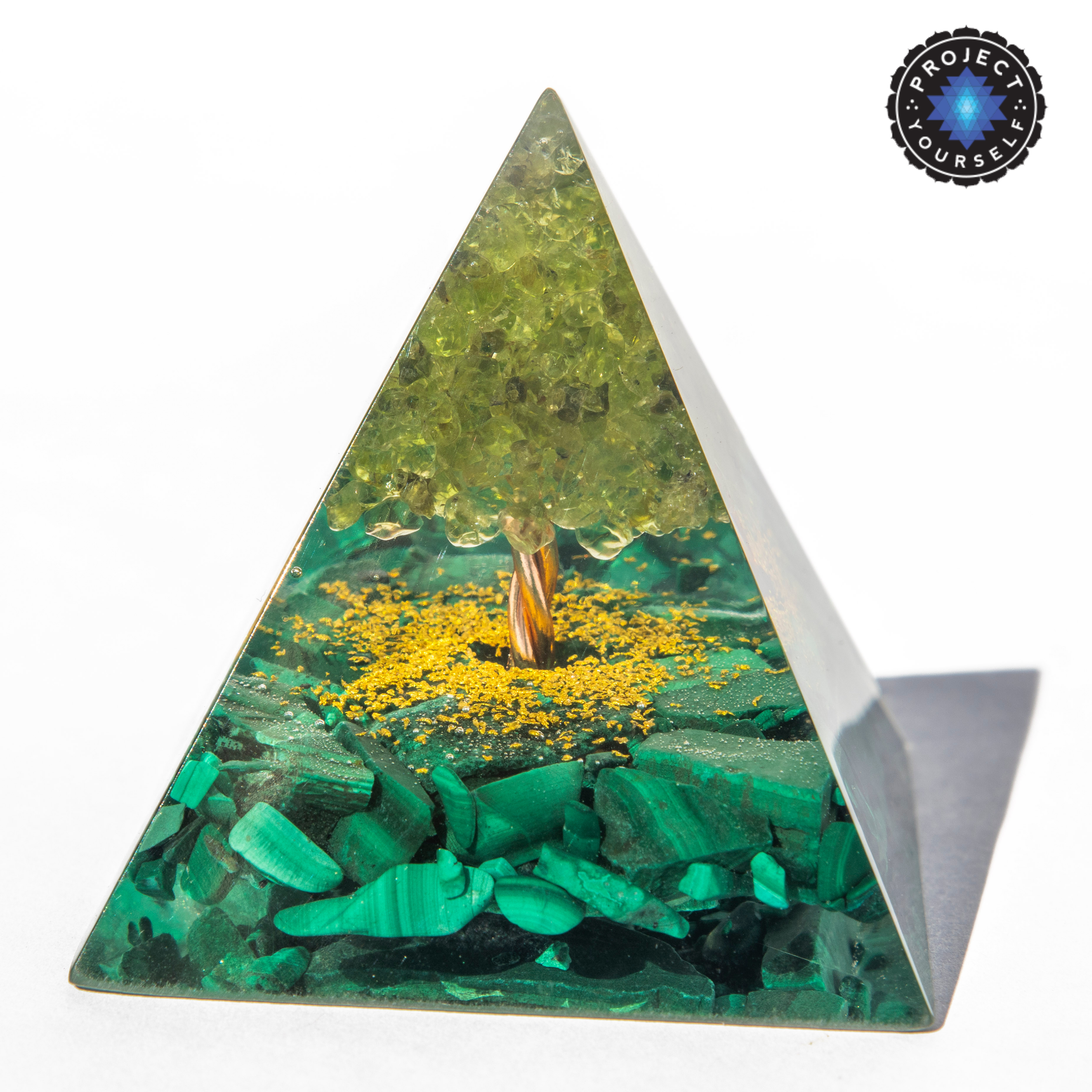 Pyramide d'orgone de la forêt sacrée de l'amour