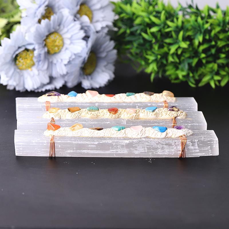 Baguette en cristal de sélénite avec pierres de chakra