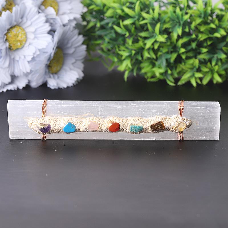 Baguette en cristal de sélénite avec pierres de chakra