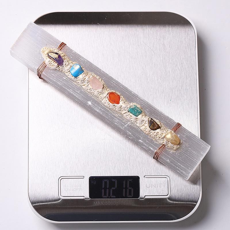 Baguette en cristal de sélénite avec pierres de chakra