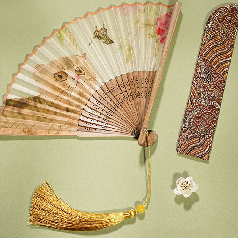 Éventail pliant en soie et bambou 21 cm avec motif chat, papillon et fleurs