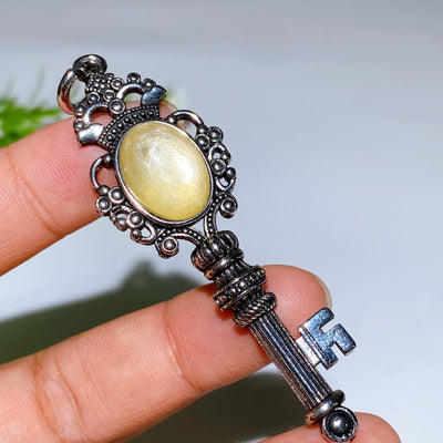 Pendentif clé en cristal argenté avec pierres précieuses de guérison 65 mm