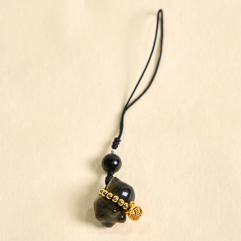 Porte-clés de protection en obsidienne argentée avec le personnage Fu