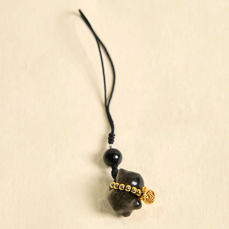 Porte-clés de protection en obsidienne argentée avec le personnage Fu