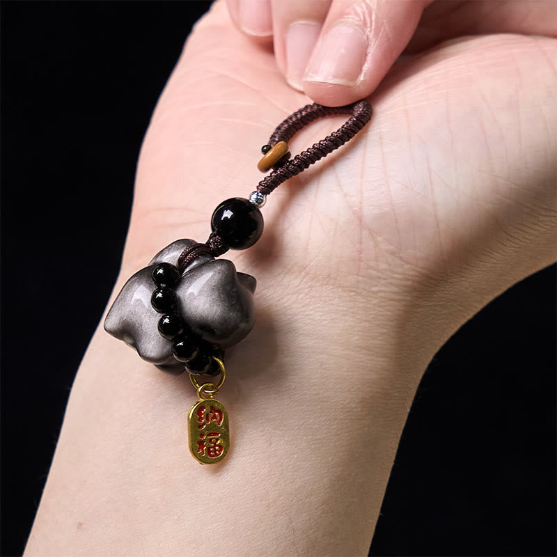 Porte-clés de protection en obsidienne argentée avec le personnage Fu