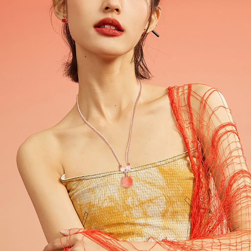 Collier pendentif de protection en agate rouge et obsidienne argentée