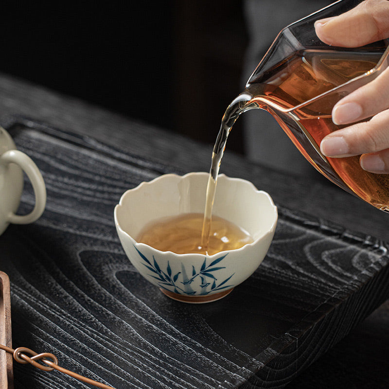 Petite tasse à thé en céramique à feuilles de bambou bleues pour les rituels du thé Kung Fu